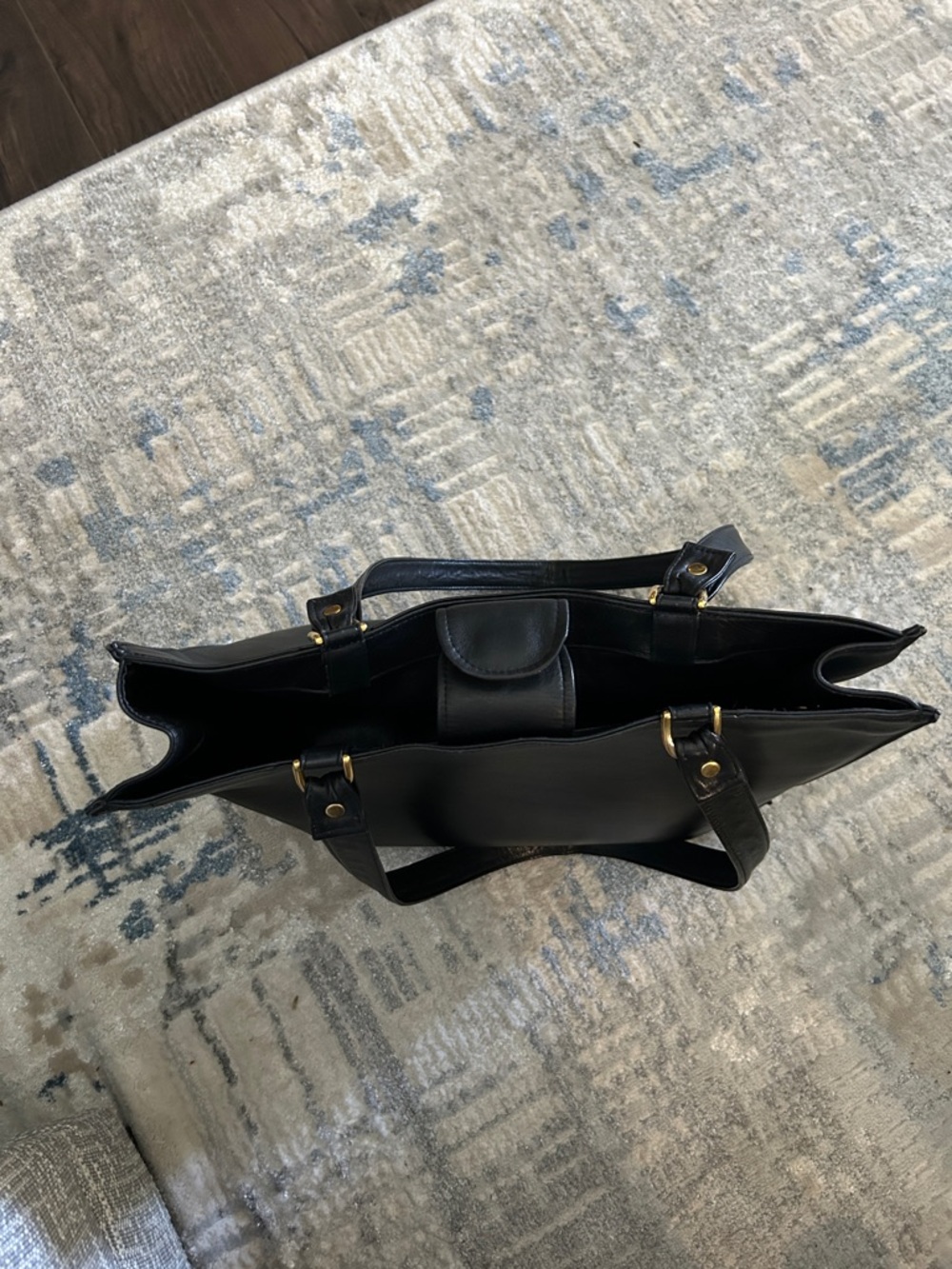 434. CHANEL Black CC Leather Shoulder Tote - Picture 4 of 6